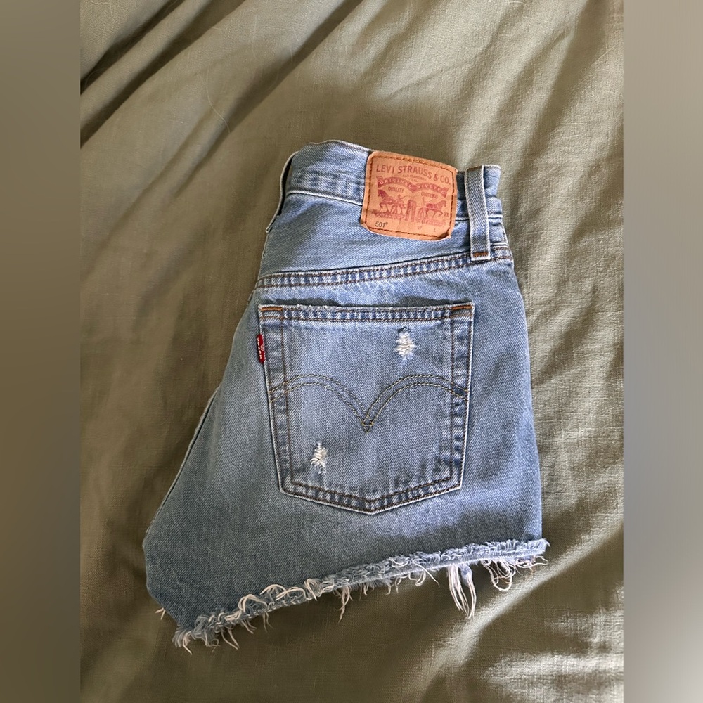 Medium Wash Levi 501’s